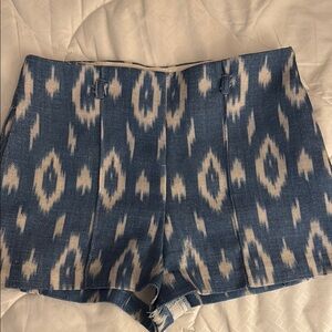 Stylish Blue ikat pattern Women's Shorts. Side zipper with two side pockets